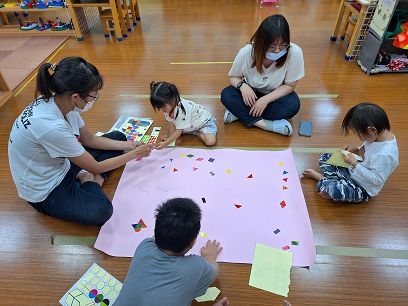 我長大了。孩子從自己的嬰兒照片發現和現在的自己很不一樣~