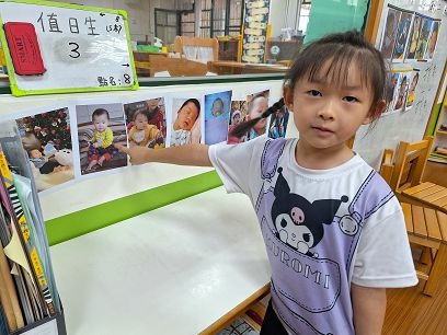 我長大了。孩子從自己的嬰兒照片發現和現在的自己很不一樣~