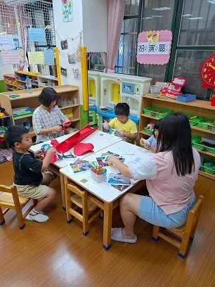 我長大了。孩子從自己的嬰兒照片發現和現在的自己很不一樣~