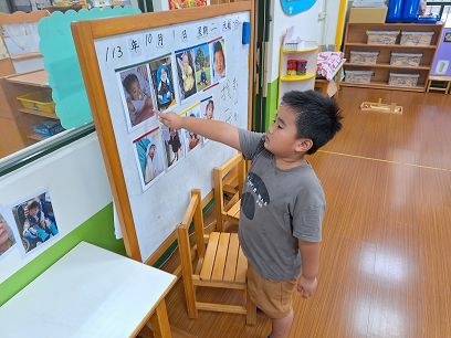 我長大了。孩子從自己的嬰兒照片發現和現在的自己很不一樣~