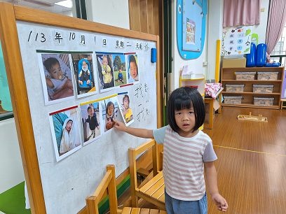 我長大了。孩子從自己的嬰兒照片發現和現在的自己很不一樣~