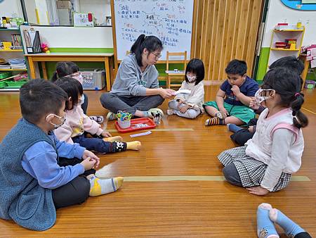 發下材料-製作毛蟲!