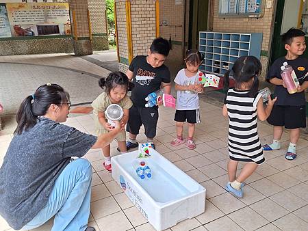 寶特瓶帆船下水囉~~