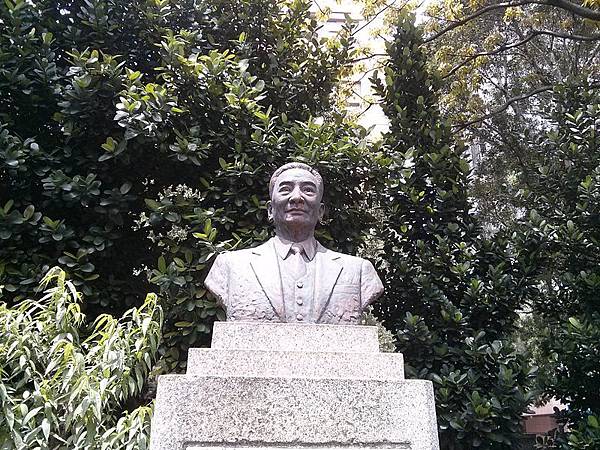 800px-Bust_of_Educator_Liu_Zhen_in_National_Taiwan_Normal_University.jpg