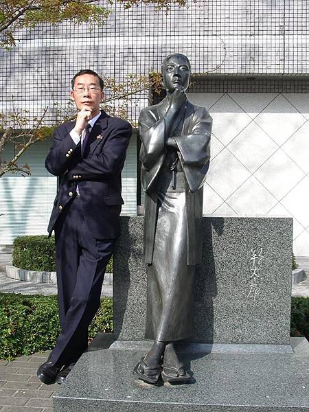 1與萩原朔太郎塑像合影.jpg