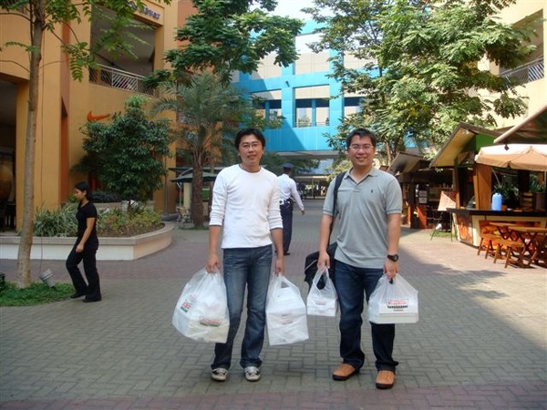 看他們兩個提得多開心啊 看他們兩個提得多開心啊