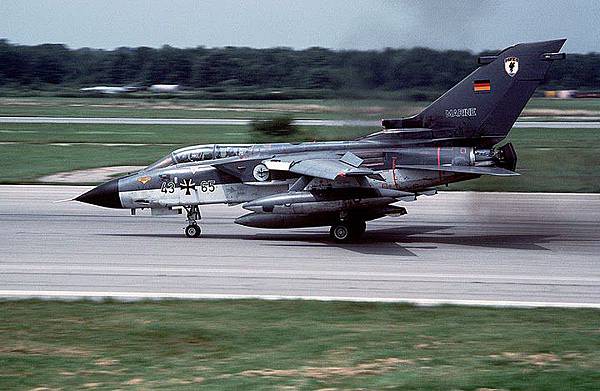 800px-Tornado_MFG1_landing_RAF_Mildenhall_1984.jpg