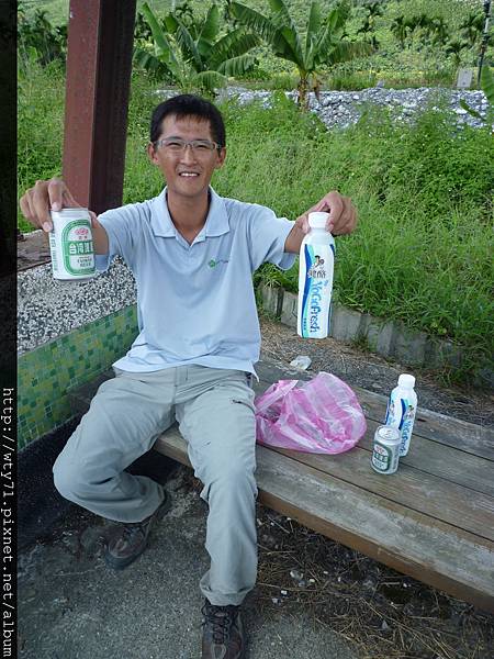 在花蓮工作的宇帆來送飲料