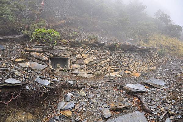 看到這石板遺跡