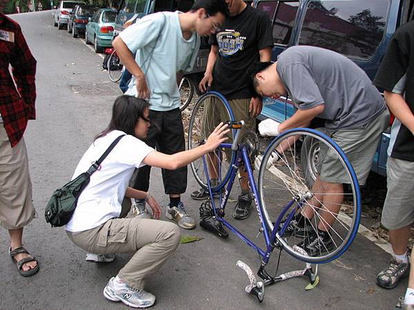 一到會場就開始組裝自行車