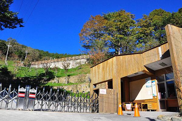 登山口向林管處登記床位