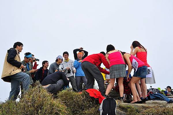 大家幫領隊慶祝60岳