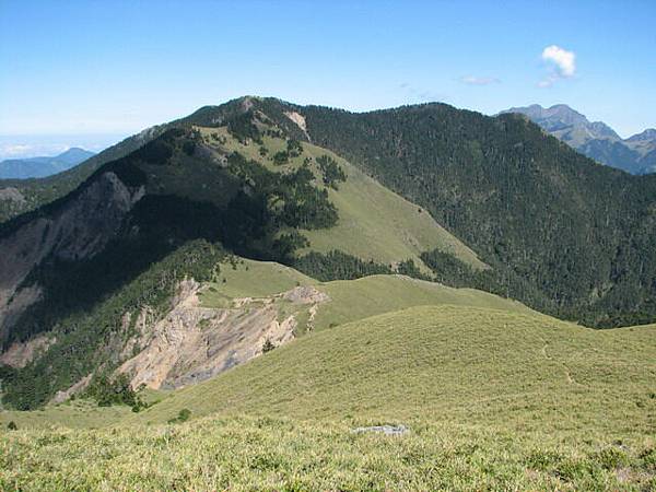 遠方的奇峻山