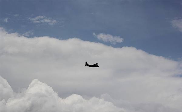 旁邊是空軍基地，一直有飛機劃過天空