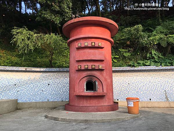 萬里情月老廟 月下老人牽紅線 願天下有情人終成眷屬 求姻緣求人緣 小隻女孩向前衝 痞客邦