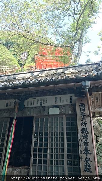 竹生島宝厳寺 西國三十三所巡禮的觀音堂 後面為三重の塔 竹生島宝厳寺 西國三十三所巡禮的觀音堂 後面為三重の塔