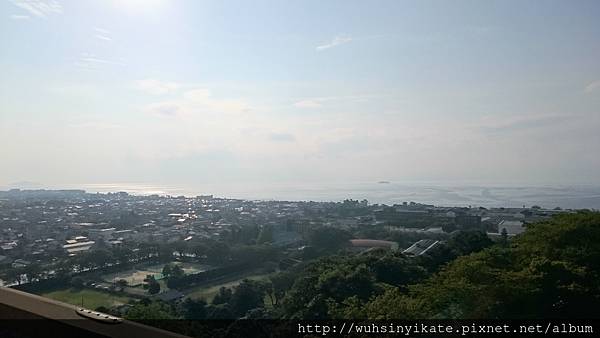 從彥根城天守望外可眺望到琵琶湖及竹生島 從彥根城天守望外可眺望到琵琶湖及竹生島