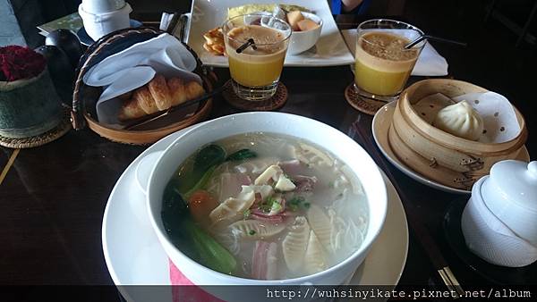 春春山居 湖廊居:早餐選擇有中西式主餐(米粉/牛肉麵/蔬菜雞蛋麵/omelet/鬆餅)/現打蔬果汁/可頌牛角丹麥包各式麵包花卷包子/龍井茶咖啡等 春春山居 湖廊居:早餐選擇有中西式主餐(米粉/牛肉麵/蔬菜雞蛋麵/omelet/鬆餅)/現打蔬果汁/可頌牛角丹麥包各式麵包花卷包子/龍井茶咖啡等
