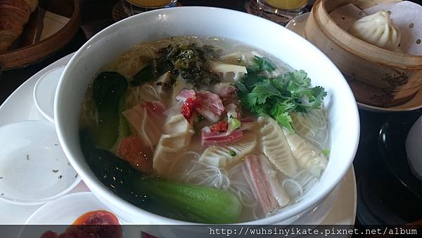 春春山居 湖廊居 第一天點的米粉有金華火腿熬湯底, 搭上新鮮筍尖與季節時蔬等, 真是好吃極了!!! 春春山居 湖廊居 第一天點的米粉有金華火腿熬湯底, 搭上新鮮筍尖與季節時蔬等, 真是好吃極了!!!