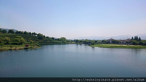 春春山居 湖廊居 面對人工湖的景色 左側為茶園 右側為高爾夫球場及俱樂部建築 春春山居 湖廊居 面對人工湖的景色 左側為茶園 右側為高爾夫球場及俱樂部建築
