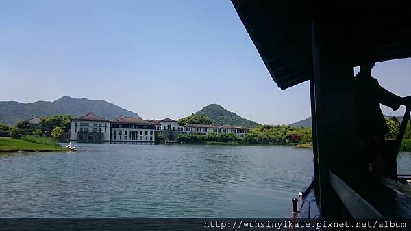 富春山居 從渡船上望向酒店主建築群 富春山居 從渡船上望向酒店主建築群