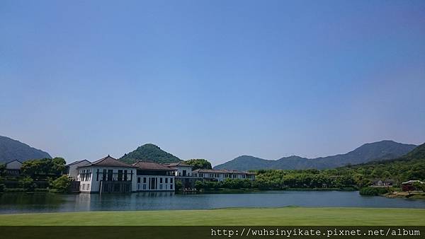 富春山居 從高爾夫球場望向湖對岸的建築群 富春山居 從高爾夫球場望向湖對岸的建築群
