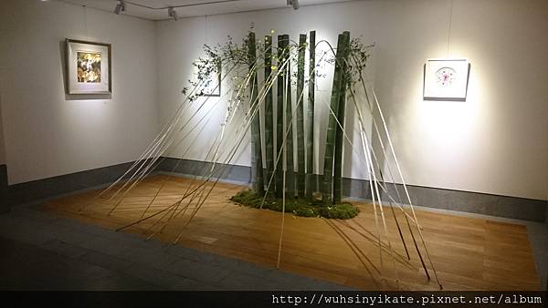 富春山居 公共區域一側 展示大型花藝作品與當地杭繡作品 富春山居 公共區域一側 展示大型花藝作品與當地杭繡作品