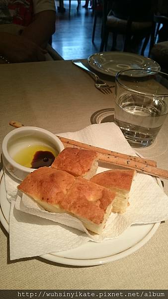 義式麵包配橄欖油黑醋 義式麵包配橄欖油黑醋