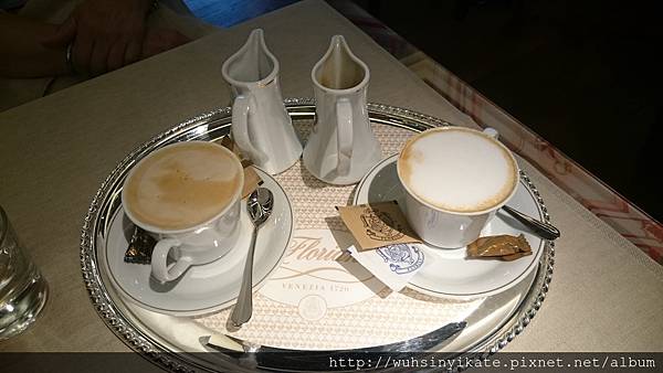 套餐附飲品:(左)可自行調配比例的拿鐵(右)卡布奇諾 套餐附飲品:(左)可自行調配比例的拿鐵(右)卡布奇諾