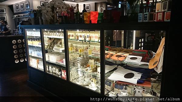 店內有售香氛及杯子等商品 店內有售香氛及杯子等商品
