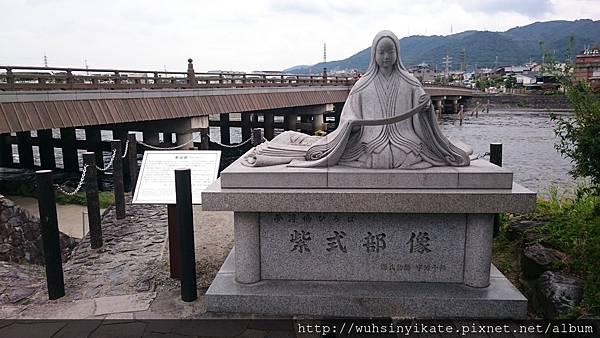 宇治橋及橋畔的紫式部像 宇治橋及橋畔的紫式部像