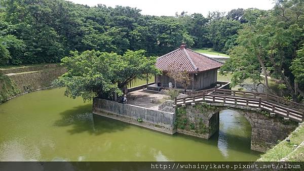 首里城周邊 王家寺廟圓覺寺前的圓鑑池中央的弁財天堂及天女橋 首里城周邊 王家寺廟圓覺寺前的圓鑑池中央的弁財天堂及天女橋