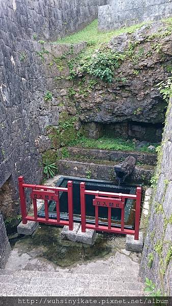 首里城 龍樋(泉水名) 首里城 龍樋(泉水名)