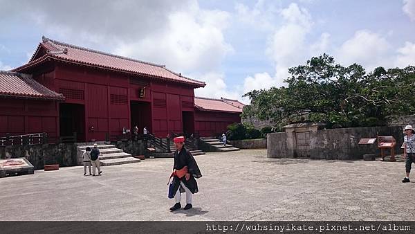 首里城 下之御庭的奉神門(左) 首里森御嶽(右) 首里城 下之御庭的奉神門(左) 首里森御嶽(右)
