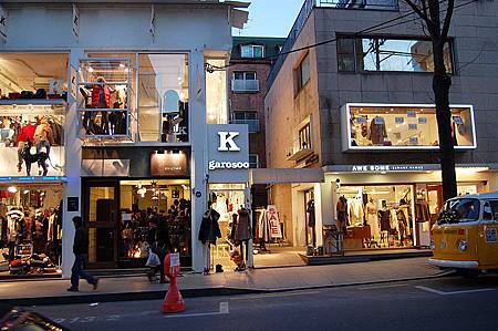 garosugil-offers-a-mixture-of-cafes-boutiques-and-designer-name-shops.jpg