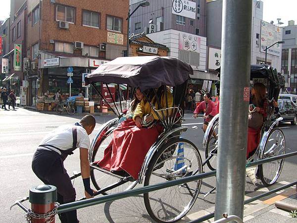 174Day2雷門前的人力拉車.jpg