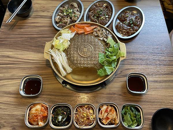 【新北 新莊】海雲韓式料理｜銅盤烤肉 小菜無限量供應 套餐組