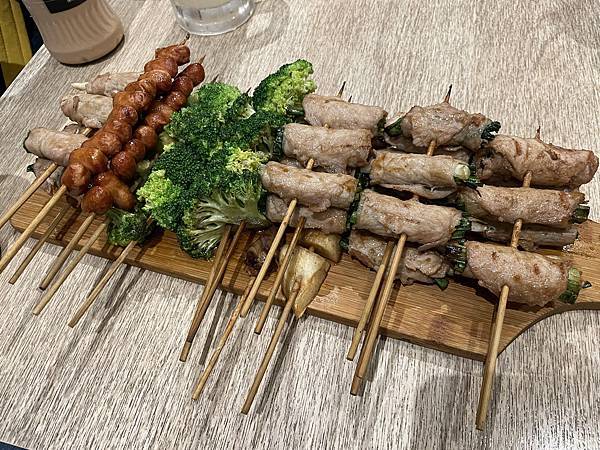 【新北 新莊】品都串燒攤 新莊｜超熱門串燒攤 人氣排隊名店 