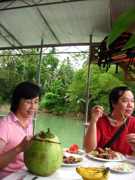 在船上吃飯遊河