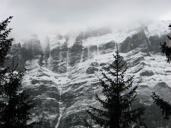 Schreckhorn 半山腰的落雪與落石