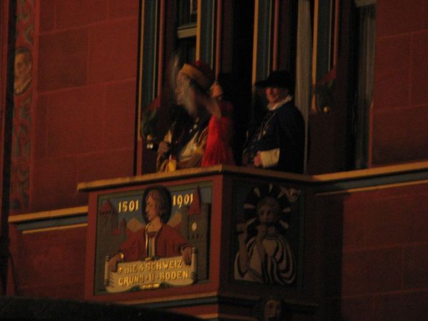 vor Morgestraich (Rathaus Balkon)