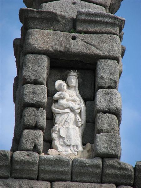Segovia: Aquaduct上的聖母像