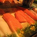 壽司台內新鮮的魚品