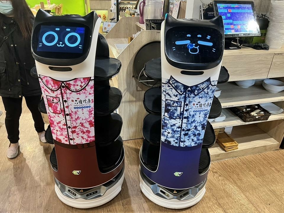 送餐機器人皮蛋和麻吉_0.jpg
