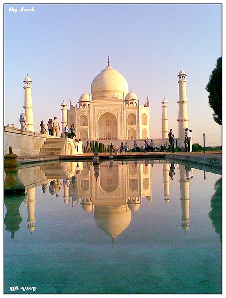 2010 Taj Mahal shadow.jpg