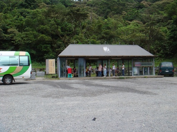 停車場的接駁公車候車處