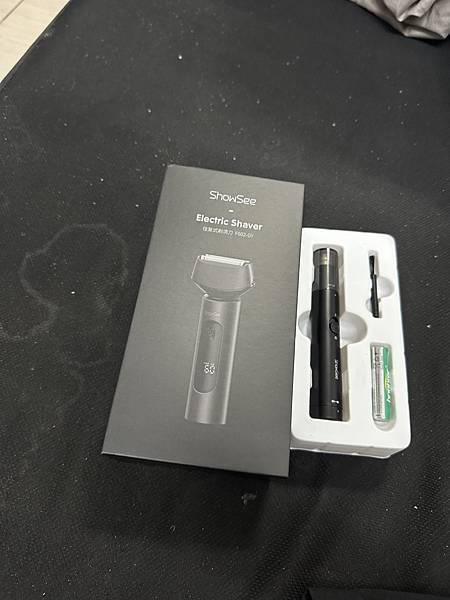 『開箱試用』小適電動剃鬚刀 F602