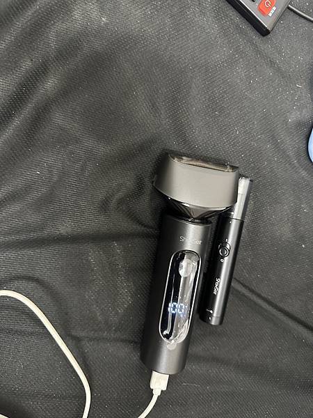 『開箱試用』小適電動剃鬚刀 F602