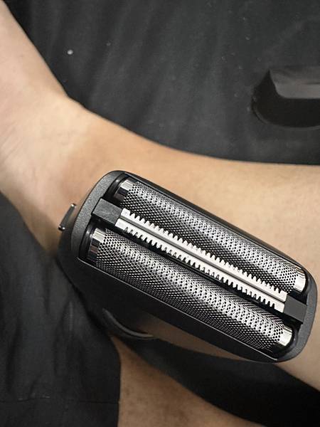 『開箱試用』小適電動剃鬚刀 F602