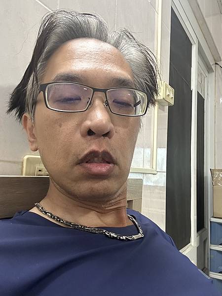 『開箱試用』小適電動剃鬚刀 F602